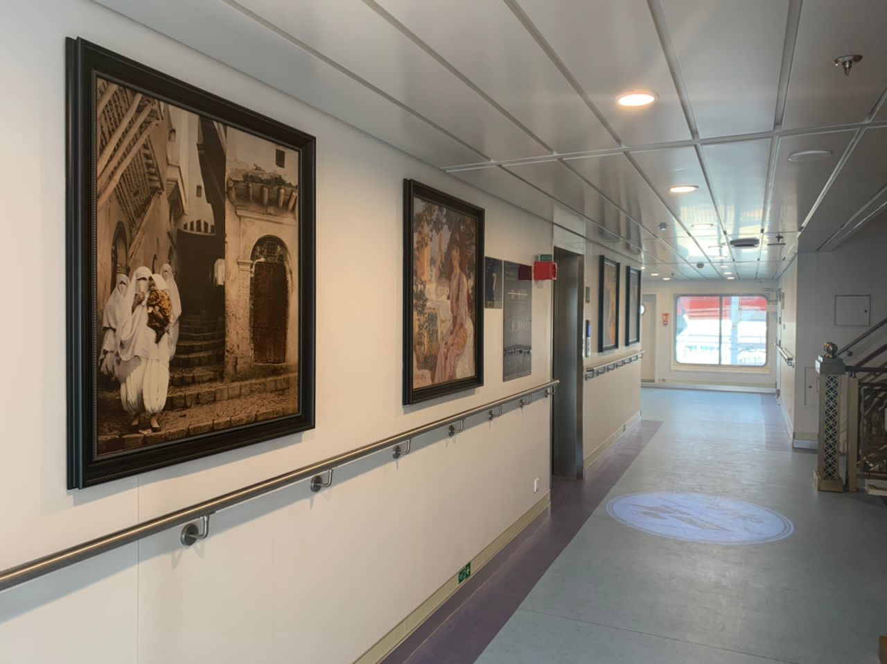 ACCES ASCENSEUR CORRIDOR