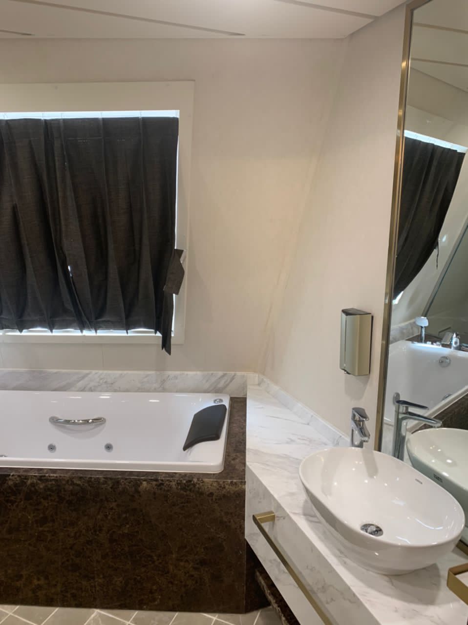 SALLE DE BAINS JACUZZI SUITE PRESIDENTIELLE